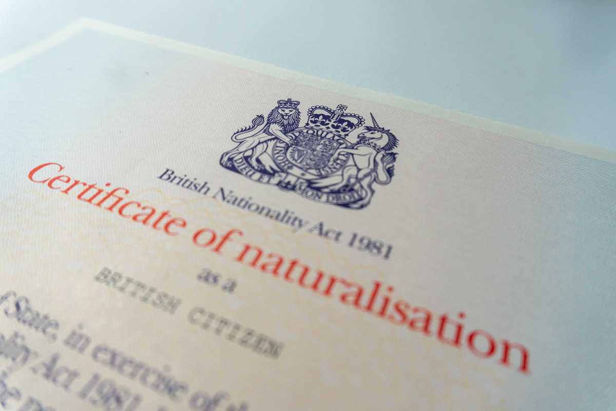 Certificate of Naturalization - Immigrants losing British Citizenship after naturalization